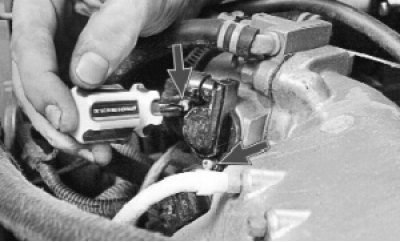 Выверните болт крепления датчика