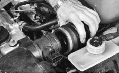 отсоедините патрубок