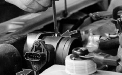 Выверните два болта крепления датчика