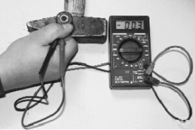 Присоедините к выводам датчика автотестер