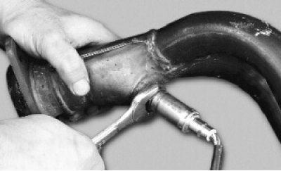 Выверните датчик из приемной трубы