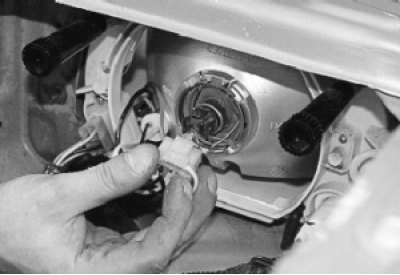 Отсоедините колодку жгута проводов