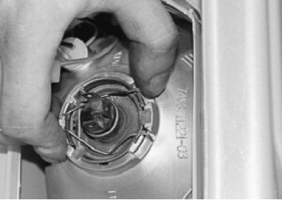 Выведите петли пружинного фиксатора