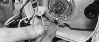 откиньте фиксатор