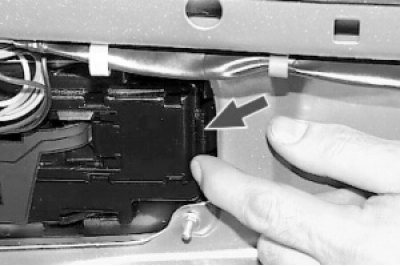 Отожмите пластмассовую защелку