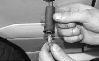 сдвиньте резиновый чехол