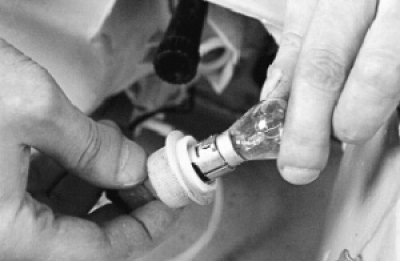 поверните ее против часовой стрелки