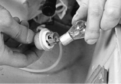 выньте лампу из патрона