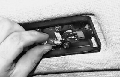 отожмите контакты и выньте лампу