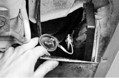 отожмите фонарь влево