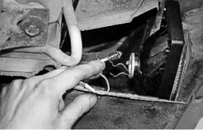 Выведите петли пружинного фиксатора