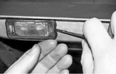 отожмите контакты