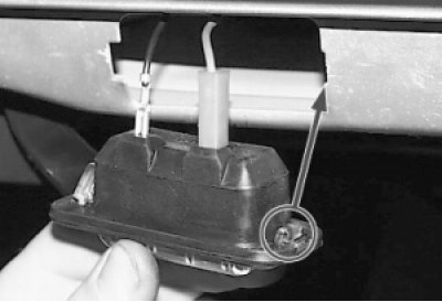 вставьте крючок фонаря в меньшую прорезь