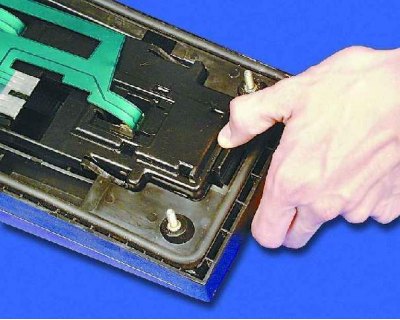 снимите задний фонарь