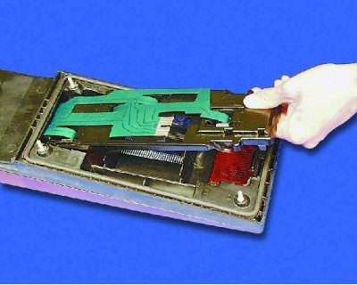 Отожмите защелку