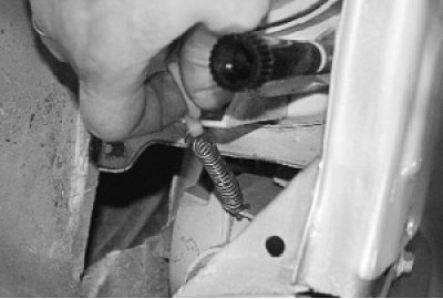 Отсоедините пружину крепления
