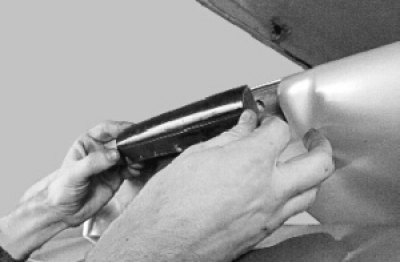 отведите фонарь в сторону