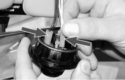 Отсоедините две колодки