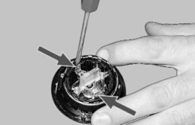 Отожмите две пластмассовые защелки