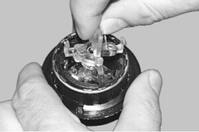 выньте держатель с патроном