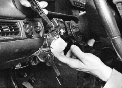 отсоедините от него колодку жгута