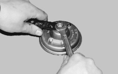 отверните гайку крепления