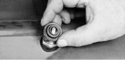 Снимите по одному защитному колпачку