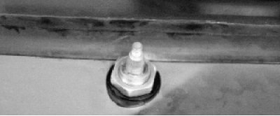 Отверните по одной гайке верхнего крепления