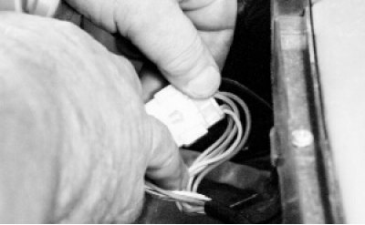 разъедините колодку жгута