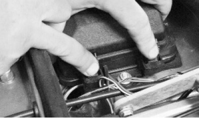 Снимите крышку монтажного блока