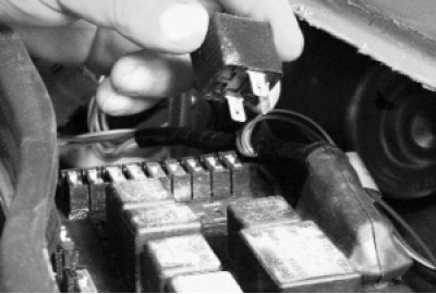 Выньте все реле из блока