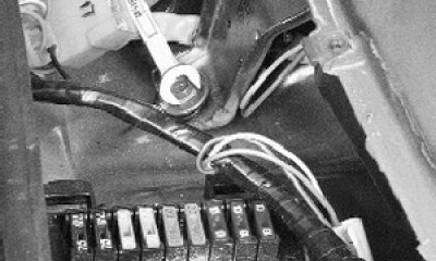 Выверните болт нижнего крепления