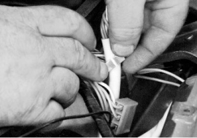 Снимите держатель с проводов