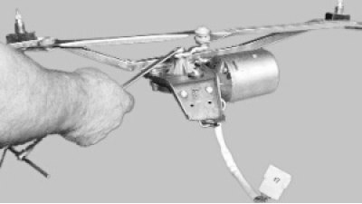 Сдвиньте стеклоочиститель