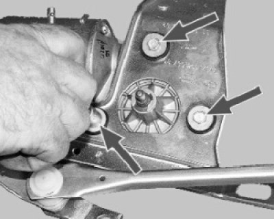 Выверните три болта крепления