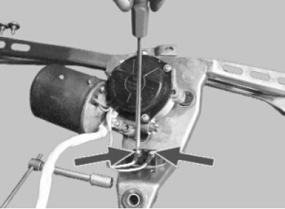 Выверните два винта крепления проводов электродвигателя