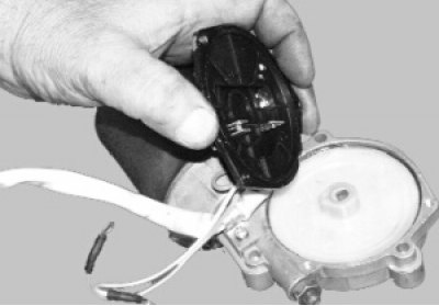 Снимите панель с редуктора