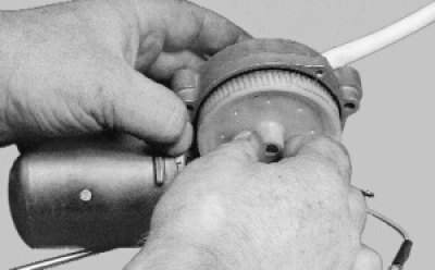 Выньте шестерню редуктора