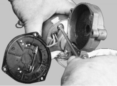 Выверните два винта