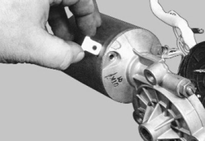 выньте две закладные гайки