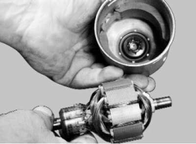 Выньте якорь из корпуса двигателя