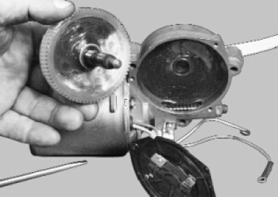смажьте консистентной смазкой шестерню редуктора