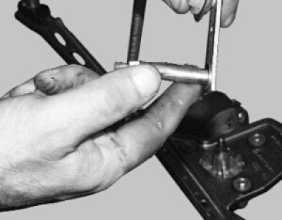 смажьте валики консистентной смазкой