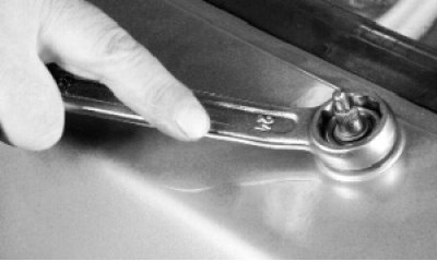 Отверните гайку верхнего крепления