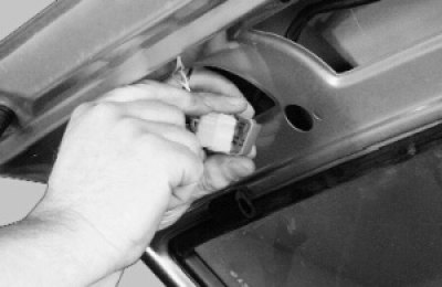 Разъедините колодку жгута проводов