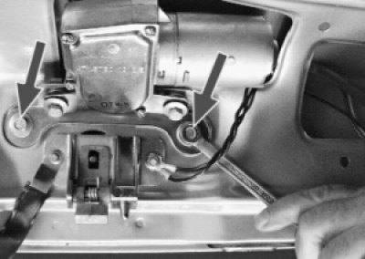 Выверните два болта крепления