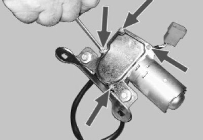 Отверните четыре винта крепления