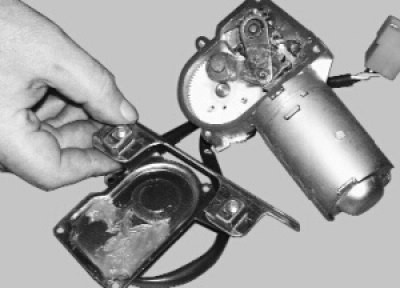 снимите крышку с кронштейном