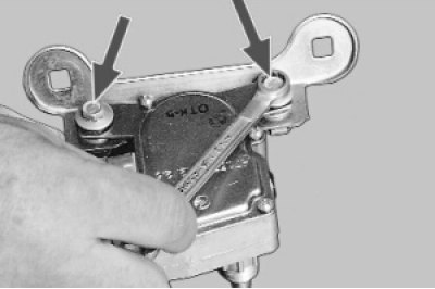 Выверните два болта крепления