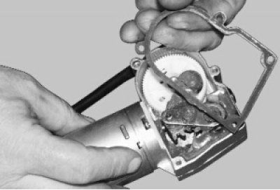 снимите уплотнительную прокладку